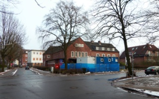 Das alte Gemeindehaus von Stellingen in der Melanchthonstraße mit Flüchtlingen im Frühjahr 2016