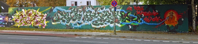 Graffiti an einer Mauer in der Volksparkstraße ab der Kreuzung mit der Kieler Str. , 1