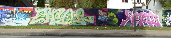 Graffiti an einer Mauer in der Volksparkstraße ab der Kreuzung mit der Kieler Str. , 3
