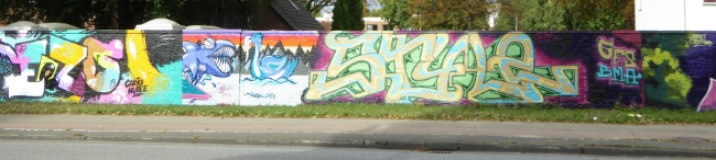 Graffiti an einer Mauer in der Volksparkstraße ab der Kreuzung mit der Kieler Str. , 4