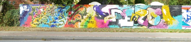 Graffiti an einer Mauer in der Volksparkstraße ab der Kreuzung mit der Kieler Str. , 5