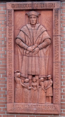 Relief des Thomas Morus im Pfarrgarten.