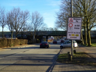 Hinweisschild an der Kieler Straß zur Sperrung der A7 Behelfsbrücke im Verlauf des Wördemanns Wegs im Januar 2018.