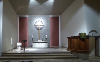 Der neu renovierte Altarraum der Stellinger Kirche im Mai 2018