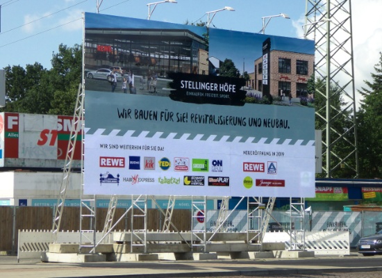 Der Stellinger Hof 2018 mit dem großen Schild an der Kieler Straße, welches den Umbau anzeigt.