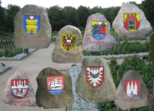 Wappensteine im Dahliengarten