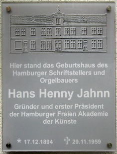 Hans Henny Jahnn17.12.1894 - 29.11.1959, Schild am Haus Högenstraße 61, das an der Stelle seines Geburtshauses steht