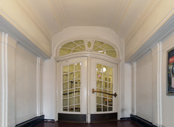 Im Windfang des Rathauses die innere zweiflügelige Eingangstür