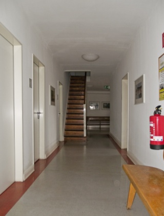 Flur im 2. Obergeschoss im Altbau mit der Bodentreppe