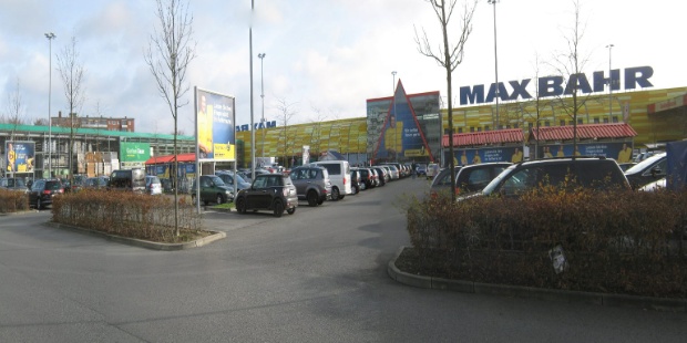 Der Parkplatz von Max Bahr in Stellingen