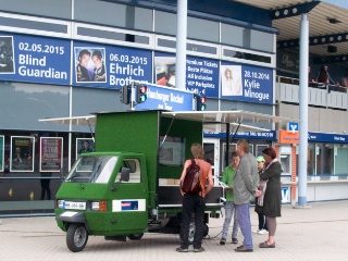 Das Infomobil mit Besuchern vor der O2-World, Pfingsten 2014