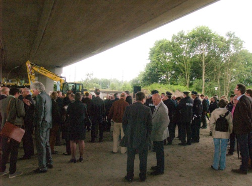Die Besucher der Baubeginn-Veranstaltung lauschen den Reden und diskutieren über den A7-Ausbau und die Langenfelder Brücke
