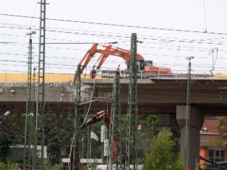 Zwei Bagger mit Presslufthämmern auf der Brücke bearbeiten die Brücke von links und rechts.