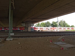 Neben den Ferngleisen fährt ebenfalls die Hamburger S-Bahn unter der Autobahn. Direkt daneben der Stellinger S-Bahnhof.