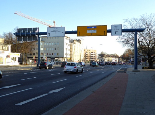 Die neu umgebaute Kreuzung Kieler Straße/Sportplatzring mit der neuen Schilderbrücke.