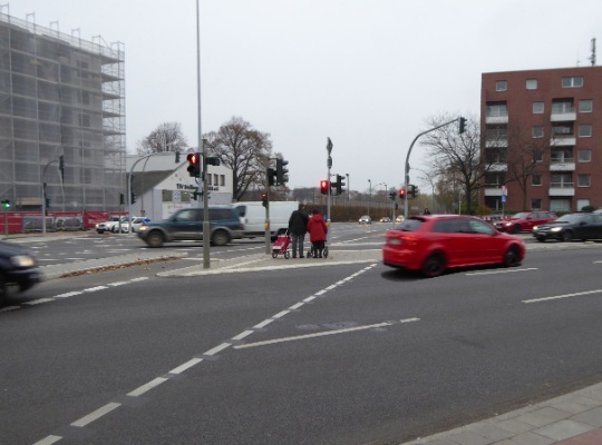 Die neue Kreuzung Kieler Straße mit Fußgängern auf zu kleinen Verkehrsinseln mitten im Verkehr.