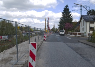 Schnelsen Vogt-Kock-Weg 2015 nur mit einem Gitterzaun von der A7 Baustelle getrennt, Verkehrslärm mit Baulärm zusammen über 75 dB(A)