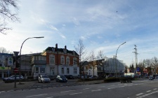 Der Stellinger Hof von der Kieler Straße aus gesehen. Das Gebäude neben der Villa ist von einem Baugerüst mit Plane verdeckt.
