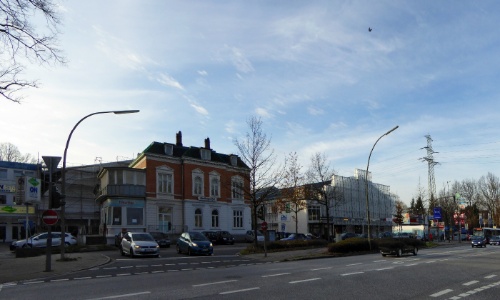 Der Stellinger Hof von der Kieler Straße aus gesehen, ein Gebäude mit Baugerüst und Plane.
