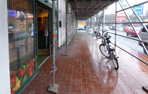 Fußgänger müssen teilweise unter dem Gerüst zu den Ladeneingängen.
