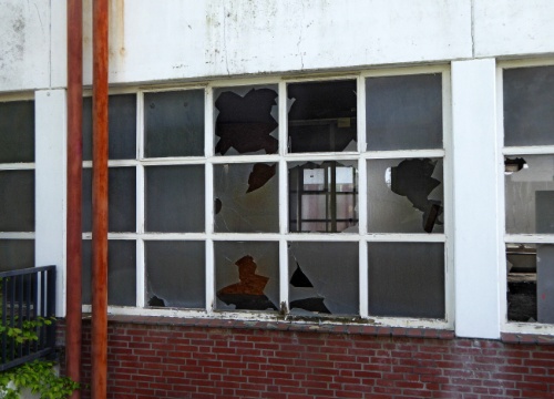Die Fenster des Nebengebäudes sind nach jahrelangem Leerstand teilweise schon zerbrochen.