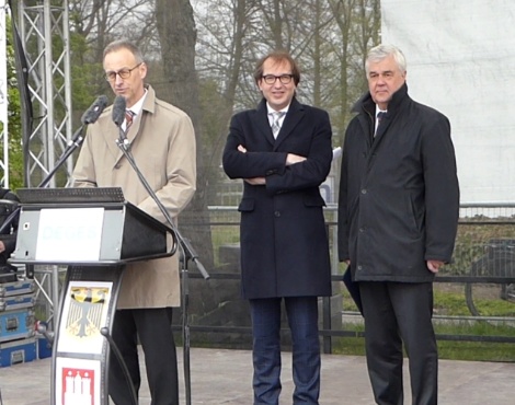 Der Technische Geschäftsführer der DEGES, Dirk Brandenburger, hält seine Ansprache zum offiziellen Baubeginn des Stellinger Deckels, daneben Bundesverkehrsminister Alexander Dobrindt und Hamburgs Verkehrssenator Frank Horch.