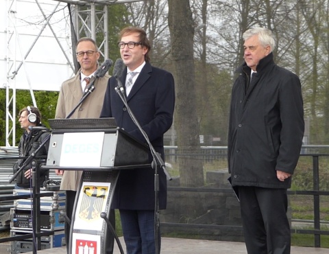 Bundesverkehrsminister Alexander Dobrindt hält seine Ansprache zum Baubeginn des Stellinger Deckels. Links von ihm Dirk Brandenburger, der Technische Geschäftsführer der DEGES, rechts der Hamburger Verkehrssenator Frank Horch.