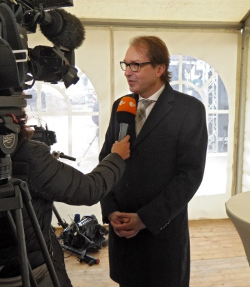 Nach dem offiziellen Baustart wird Bundesverkehrsminister Alexander Dobrindt  zum Stellinger Deckel interviewt.
