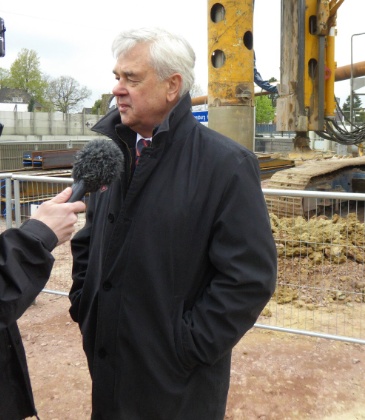 Nach dem offiziellen Baustart wird Hamburgs Verkehrssenator Frank Horch zum Stellinger Deckel interviewt.