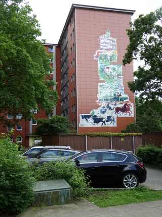 Das Hochhaus mit dem Bild der Geschichte des Siedlungsgebietes Linse in Stellingen-Langenfelde. Vorne der Stein mit der Erklärung. Das Hochhaus mit dem Bild der Geschichte des Siedlungsgebietes Linse in Stellingen-Langenfelde. Vorne der Stein mit der Erklärung.