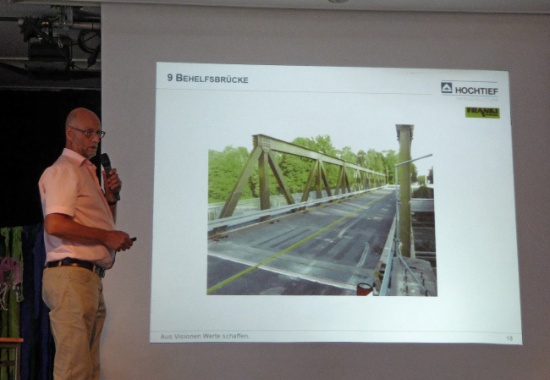 Vergleichbare Behelfsbrücke, ähnlich der für den Wördemanns Weg. Eine Fachwerkkonstruktion. Die Fahrbahn soll mit einer 0,5 m hohen Barriere in Fahrstreifen und Fußweg getrennt werden.