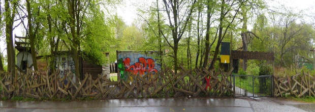 Holzzaun vor dem Abenteuerspielplatz Wegenkamp