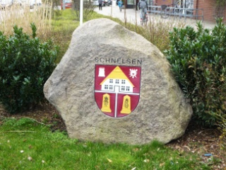 Das Wappen von Schnelsen auf einem ca. 2 Tonnen schweren Granitstein.