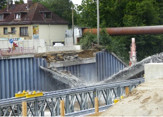 Die Brückenreste der Frohmestraße ligen unter dem alten Widerlager.