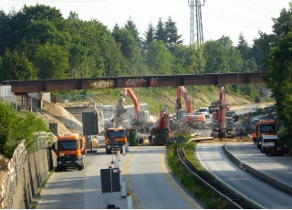 Zwei Wochen nach der Frohmestraße wurde auch die Brücke der Heidlohstraße abgebrochen und in ihre bestandteile zerlegt.