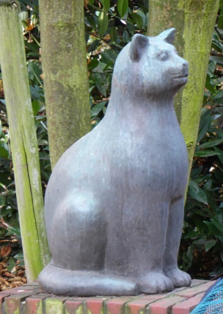 Katze auf Mauer sitzend, Maria Pirwitz 1985