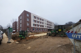 Der Weg vor dem Eingang zur neuen Seniorenwohnanlage in der Jütländer Allee ist fast fertig.