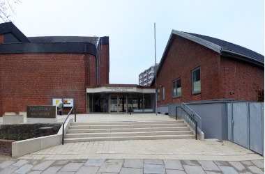 Eingang zum Trauerzentrum mit Kolumbarium und der Kirche St. Thomas Morus