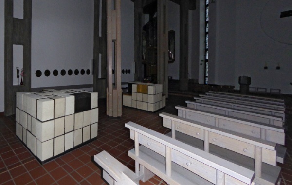 Trauerzentrum und Kolumbarium im Kirchenraum von St. Thomas Morus.