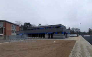 Rückseite des neuen Hauses mit Fahrradständern für Besucher.