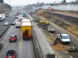 Nachdem der ganze Verkehr beider Fahrtrichtungen auf der Fahrbahn Richtung Süden verlagert wurde, beginnen auf der gegenüberliegenden Seite hinter dem Imbekstieg die Arbeiten für den Stellinger Deckel.