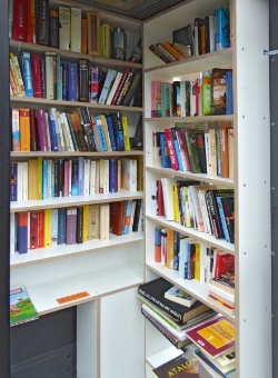 Schon nach einem Monat war die Bücherzelle mit Büchern gefüllt.