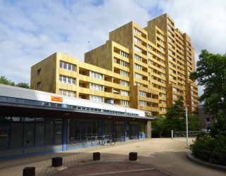 Die Hochhäuser neben der S-Bahnstation Langenfelde, vom Marktplatz Linse aus gesehen.