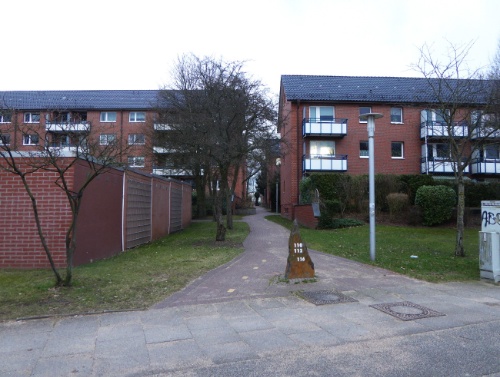 Die Zugänge zu den Häusern zwischen den Häusern zu den Hauseingängen auf der straßenabgewandten Seite.