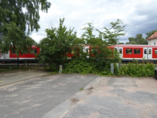 Ehemaliger Bahnübergang vom Försterweg aus gesehen.