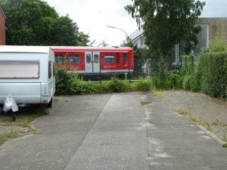 Ehemaliger Bahnübergang von der Gutenbergstraße aus gesehen.