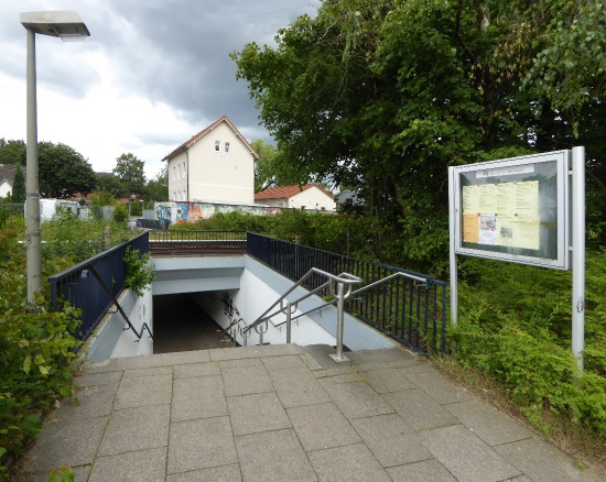 Fußgängertunnel neben dem ehemaligen Bahnübergang. Fußgängertunnel neben dem ehemaligen Bahnübergang.