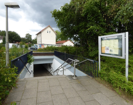 Fußgängertunnel neben dem ehemaligen Bahnübergang.