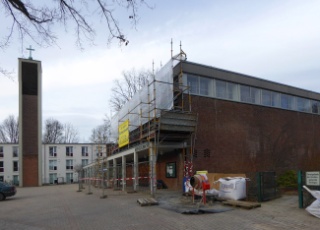 Die eingerüstete Kreuzkirche am Wördemanns Weg