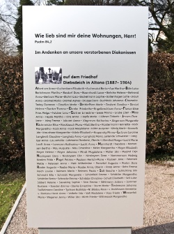 Informationsstele auf dem Diakonissenfriedhof auf dem Stellinger Friedhof.